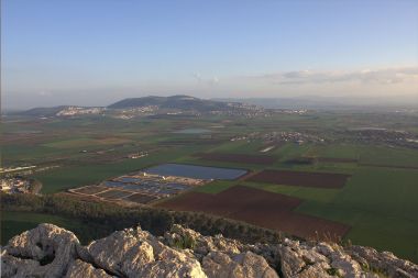 Desde la cima de Tel Meguido, los visitantes pueden tener una vista de la exuberante planicie de Meguido, en el valle de Jezreel.
