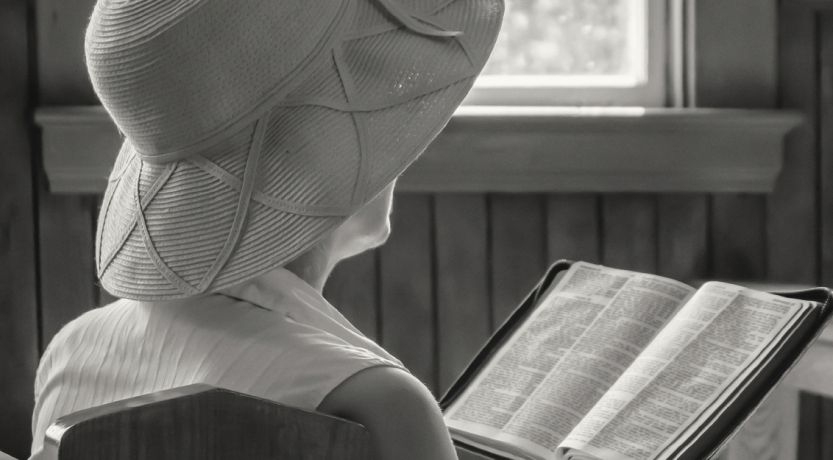 ¿Deben utilizar las mujeres sombreros o velos para cubrirse la cabeza en la iglesia?